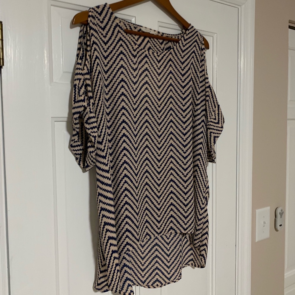 $$$ Cream/navy blue cold shoulder blouse x